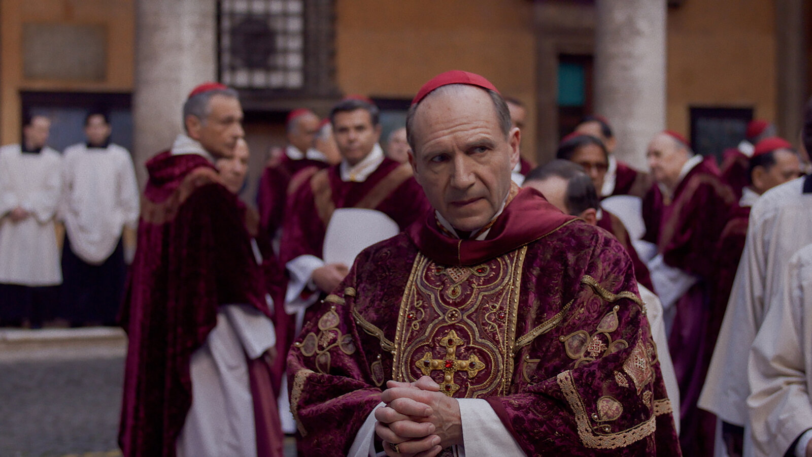“Conclave” (2024): İnanç, Güç ve Sessiz Yüzleşmelerin Hikâyesi